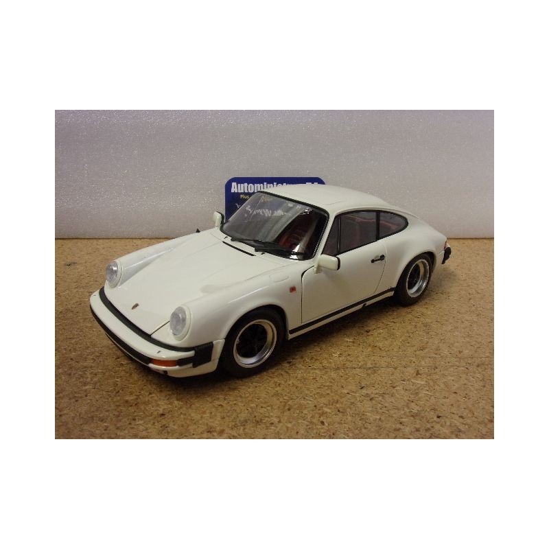 Porsche 911 Carrera 3.2 white 1983 100063024 Minichamps